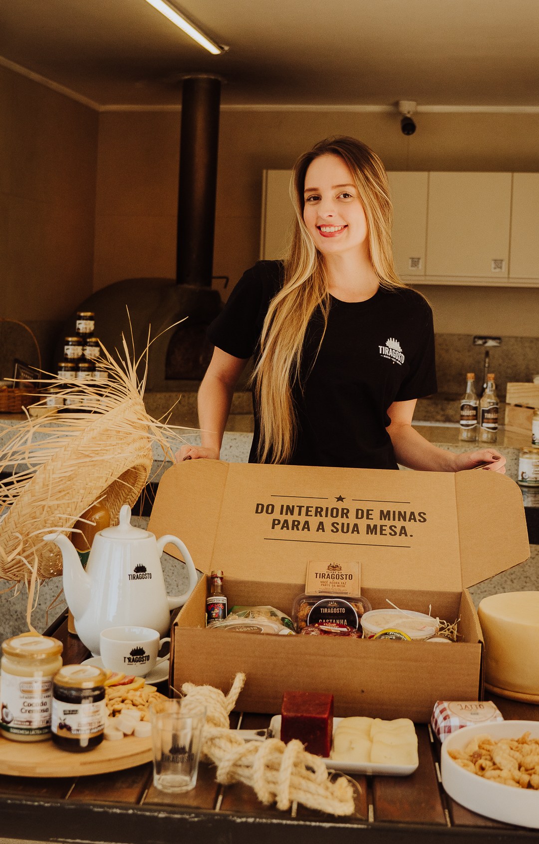 Grupo de sócios do Clube do Tiragosto reunidos em volta da mesa com produtos